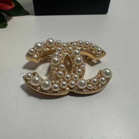 CHANEL Gold and White Pearl Brooch - Picture 4 of 6